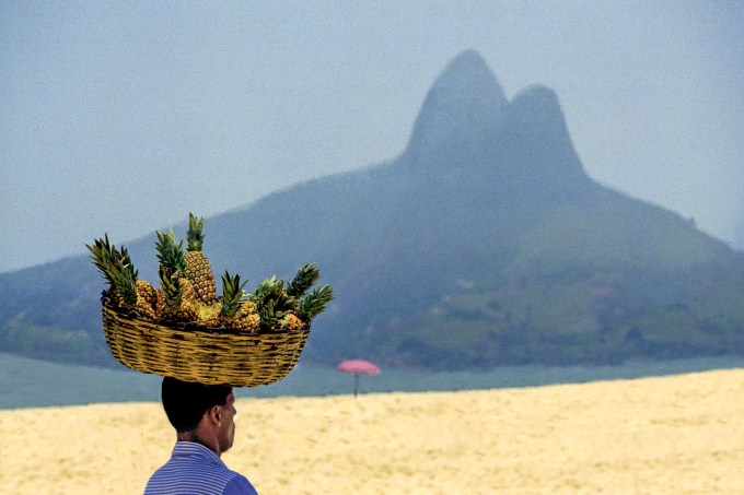 Homem vende abacaxi praia Rio de Janeiro.jpg