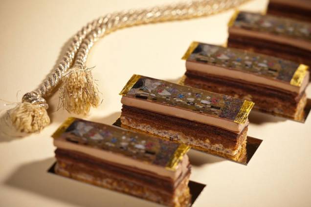 <strong>Doce em homenagem a Gustav Klimt</strong><br /> Para comemorar o centenário de Gustav Klimt, que se comemora este ano, o chef Pierre Reboul do Café Central, em <a href="https://viajeaqui.abril.com.br/cidades/austria-viena" rel="Viena" target="_blank"><strong>Viena</strong></a>, criou o <em>Klimt Nuss Kuss </em>(beijo de nozes Klimt), uma sobremesa especial, inspirada no quadro <em>O Beijo</em>. Preparada com chocolate ao leite e nozes, é uma homenagem ao seu famoso <em>habitué</em> <strong>Doce em homenagem a Gustav Klimt</strong><br /> Para comemorar o centenário de Gustav Klimt, que se comemora este ano, o chef Pierre Reboul do Café Central, em <a href="https://viajeaqui.abril.com.br/cidades/austria-viena" rel="Viena" target="_blank"><strong>Viena</strong></a>, criou o <em>Klimt Nuss Kuss </em>(beijo de nozes Klimt), uma sobremesa especial, inspirada no quadro <em>O Beijo</em>. Preparada com chocolate ao leite e nozes, é uma homenagem ao seu famoso <em>habitué</em>