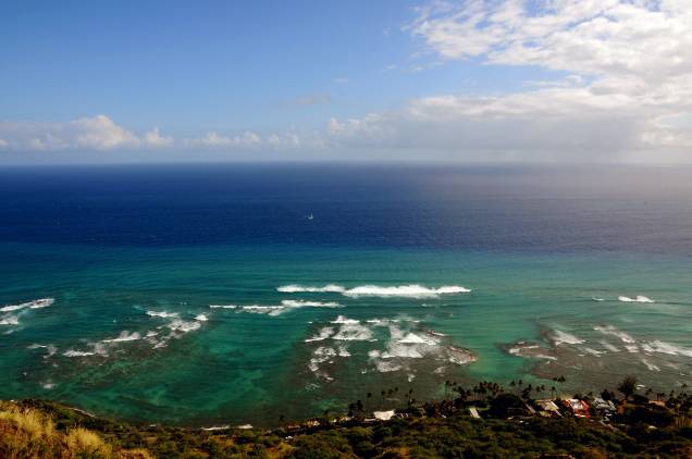 <strong>Parque Nacional dos Vulcões do Havaí</strong><br />As ilhas do Havaí surgiram de vulcões, alguns ainda muitos ativos, como o o Mauna Loa e o Kilauea, que emergiram do oceano. A região, muito próxima ao ponto de falha da placa tectônica do Pacífico, abriga o Parque Nacional dos Vulcões, considerado um Patrimônio Mundial pela Unesco. Na imagem, a vista direta do vulcão Diamond Head