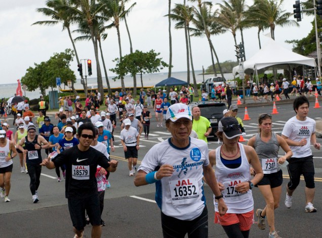<a href="https://www.honolulumarathon.org/" rel="Maratona de Honolulu" target="_blank"><strong>Maratona de Honolulu</strong></a><strong> – 9 de dezembro de 2012 </strong><strong>–</strong><strong> Honolulu, Havaí</strong>    <br />  O <strong>Havaí</strong> sempre é lembrado no cenário esportivo pelo surfe, mas em dezembro acontece a <strong>Maratona de <a href="https://viajeaqui.abril.com.br/cidades/estados-unidos-honolulu" rel="Honolulu" target="_blank">Honolulu</a></strong>. O trajeto é praticamente todo feito próximo da praia, entre elas, <strong>Waikiki</strong> e <strong>baía de Munalua</strong>.    Nos outros dias que ficar por lá, essas mesmas praias que você passou correndo devem ser aproveitadas, com toda a calma. A parte histórica da ilha de Oahu – onde fica Honolulu – pode ser explorada com um passeio centro da cidade.    No <a href="https://www.honolulumarathon.org/" rel="site oficial da Maratona de Honolulu" target="_blank">site oficial da Maratona de Honolulu</a> você pode se inscrever e ter mais informações sobre a prova.