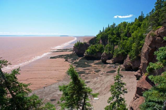 <strong>Hopewell Rocks, Bay of Fundy, Canadá</strong> Quem já foi a <a href="https://viajeaqui.abril.com.br/cidades/br-ma-sao-luis">São Luis do Maranhão</a> sabe bem o que é uma maré que sobe e desce bastante. Enquanto lá a diferença entre baixa e alta pode chegar a respeitáveis seis metros, na Baía de Fundy, nordeste do <a href="https://viajeaqui.abril.com.br/paises/canada">Canadá</a>, o sobe e desce pode chegar a incríveis 17 metros, a maior do mundo. Ou seja, se é para ver a paisagem, que seja em um lugar bem seguro. <a href="https://www.booking.com/searchresults.pt-br.html?aid=332455&lang=pt-br&sid=eedbe6de09e709d664615ac6f1b39a5d&sb=1&src=index&src_elem=sb&error_url=https%3A%2F%2Fwww.booking.com%2Findex.pt-br.html%3Faid%3D332455%3Bsid%3Deedbe6de09e709d664615ac6f1b39a5d%3Bsb_price_type%3Dtotal%26%3B&ss=Canad%C3%A1&ssne=Ilhabela&ssne_untouched=Ilhabela&checkin_monthday=&checkin_month=&checkin_year=&checkout_monthday=&checkout_month=&checkout_year=&no_rooms=1&group_adults=2&group_children=0&from_sf=1&ss_raw=+Canad%C3%A1+&ac_position=0&ac_langcode=xb&dest_id=38&dest_type=country&search_pageview_id=1ac371d862ea0961&search_selected=true&search_pageview_id=1ac371d862ea0961&ac_suggestion_list_length=5&ac_suggestion_theme_list_length=0" target="_blank" rel="noopener"><em>Busque hospedagens no Canadá no Booking.com</em></a> <strong>Hopewell Rocks, Bay of Fundy, Canadá</strong> Quem já foi a <a href="https://viajeaqui.abril.com.br/cidades/br-ma-sao-luis">São Luis do Maranhão</a> sabe bem o que é uma maré que sobe e desce bastante. Enquanto lá a diferença entre baixa e alta pode chegar a respeitáveis seis metros, na Baía de Fundy, nordeste do <a href="https://viajeaqui.abril.com.br/paises/canada">Canadá</a>, o sobe e desce pode chegar a incríveis 17 metros, a maior do mundo. Ou seja, se é para ver a paisagem, que seja em um lugar bem seguro. <a href="https://www.booking.com/searchresults.pt-br.html?aid=332455&lang=pt-br&sid=eedbe6de09e709d664615ac6f1b39a5d&sb=1&src=index&src_elem=sb&error_url=https%3A%2F%2Fwww.booking.com%2Findex.pt-br.html%3Faid%3D332455%3Bsid%3Deedbe6de09e709d664615ac6f1b39a5d%3Bsb_price_type%3Dtotal%26%3B&ss=Canad%C3%A1&ssne=Ilhabela&ssne_untouched=Ilhabela&checkin_monthday=&checkin_month=&checkin_year=&checkout_monthday=&checkout_month=&checkout_year=&no_rooms=1&group_adults=2&group_children=0&from_sf=1&ss_raw=+Canad%C3%A1+&ac_position=0&ac_langcode=xb&dest_id=38&dest_type=country&search_pageview_id=1ac371d862ea0961&search_selected=true&search_pageview_id=1ac371d862ea0961&ac_suggestion_list_length=5&ac_suggestion_theme_list_length=0" target="_blank" rel="noopener"><em>Busque hospedagens no Canadá no Booking.com</em></a>