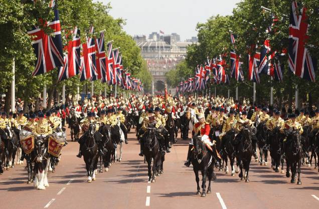 A <strong>Horse Guards Parade</strong>, no pátio da Cavalaria Real, é o lugar onde será montada a arena de vôlei de praia durante as Olimpíadas. Vire à direita para ver a <strong>Trafalgar Square</strong>, a praça mais conhecida de Londres, na qual foi colocado um relógio que faz a contagem regressiva para o início dos <a href="http://viajeaqui.abril.com.br/materias/especial-viajeaqui-em-londres" rel="Jogos Olímpicos." target="_blank">Jogos Olímpicos</a>