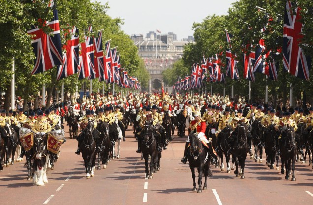 A <strong>Horse Guards Parade</strong>, no pátio da Cavalaria Real, é o lugar onde será montada a arena de vôlei de praia durante as Olimpíadas. Vire à direita para ver a <strong>Trafalgar Square</strong>, a praça mais conhecida de Londres, na qual foi colocado um relógio que faz a contagem regressiva para o início dos <a href="https://viajeaqui.abril.com.br/materias/especial-viajeaqui-em-londres" rel="Jogos Olímpicos." target="_blank">Jogos Olímpicos</a>