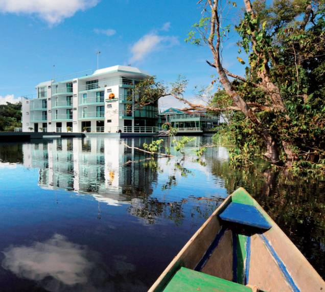 O <a href="http://viajeaqui.abril.com.br/estabelecimentos/br-am-manaus-hospedagem-amazon-jungle-palace-beira-rio" rel="Amazon Jungle Palace" target="_blank">Amazon Jungle Palace</a> é um hotel da categoria hospedagem na selva: seus dois prédios flutuam no Rio Negro, em Manaus (AM)