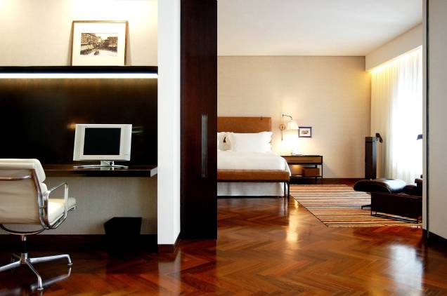 O <a href="http://viajeaqui.abril.com.br/estabelecimentos/br-sp-sao-paulo-hospedagem-fasano" rel="Hotel Fasano">Hotel Fasano</a>, em São Paulo, é o vencedor do Prêmio O Melhor de Viagem 2012/2013 na categoria  Melhor Hotel. Tem decoração que remete aos anos 30, com tijolos ingleses aparentes na fachada e móveis desenhados pelo arquiteto Isay Weinfeld. Os quartos, de 35 e 45 metros quadrados, e as suítes, de até 120 metros quadrados, têm cortinas de linho e camas king-size com lençóis de 500 fios. O restaurante Fasano, três estrelas no GUIA QUATRO RODAS, e o badalado bar Baretto têm acesso pelo lobby.