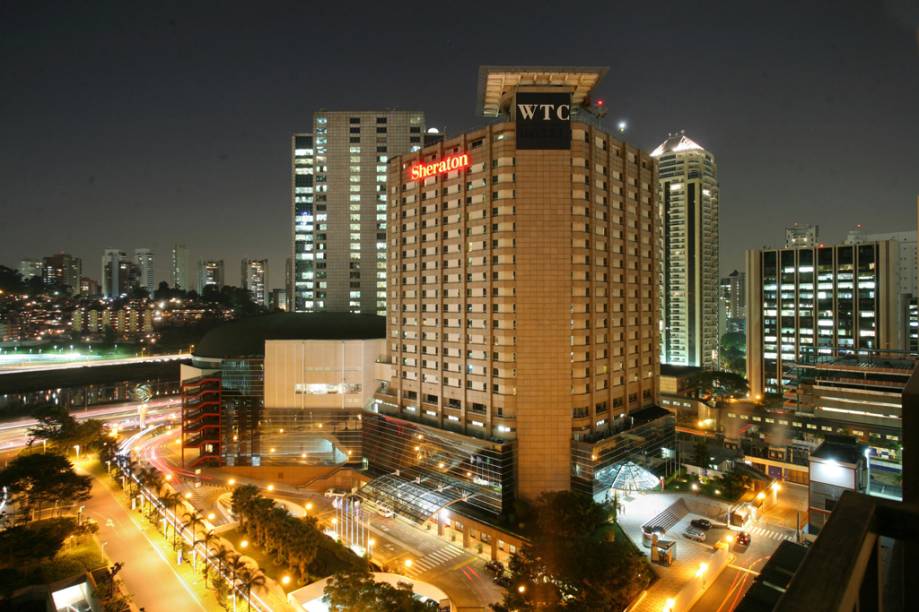 <strong><a href="https://viajeaqui.abril.com.br/estabelecimentos/br-sp-sao-paulo-hospedagem-sheraton-wtc" rel="Sheraton São Paulo WTC">Sheraton São Paulo WTC</a></strong><br />No check-in, o hóspede ganha um "passaporte de serviços", onde estão listadas facilidades como aluguel de GPS e de armário pessoal (para quem vem com frequência e quer eliminar as malas na viagem), além de desconto num clube de golfe da cidade. As 67 acomodações "design" são assinadas por arquitetos e decoradores famosos - quem se hospeda nelas é recebido com frutas e espumante e recebe a atenção de um mordomo, menu de travesseiros, café da manhã exclusivo e acesso a um lounge com computadores conectados à internet. <em>Av. das Nações Unidas, 12559, Brooklin Novo, 11/3055-8000, reservas 0800-7700-982, <a href="https://www.sheratonsaopaulowtc.com.br" rel="www.sheratonsaopaulowtc.com.br">www.sheratonsaopaulowtc.com.br</a></em>