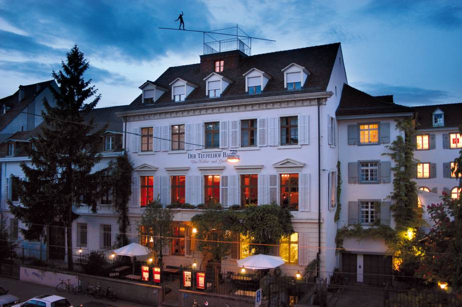 4. A marca do hotel Der Teufelhof está no telhado - a escultura de um equilibrista. O hotel funciona como galeria e abriga um pequeno teatro. Um de seus dois restaurantes foi estrelado pelo Michelin. (Leonhardsgraben 49) 4. A marca do hotel Der Teufelhof está no telhado - a escultura de um equilibrista. O hotel funciona como galeria e abriga um pequeno teatro. Um de seus dois restaurantes foi estrelado pelo Michelin. (Leonhardsgraben 49)