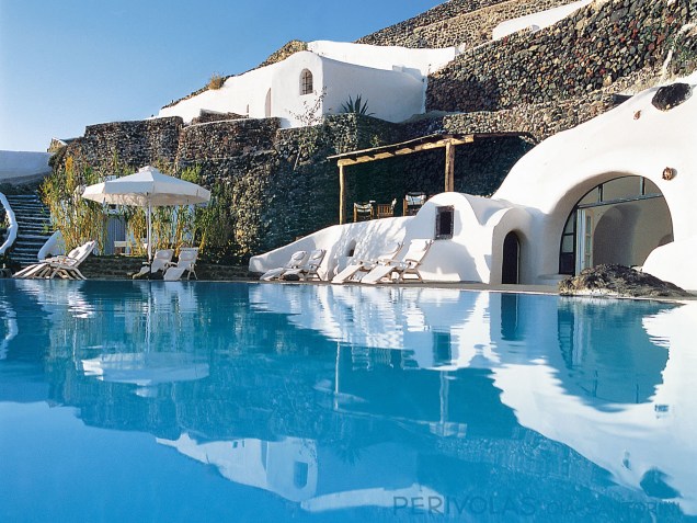Santorini está entre os destinos favoritos de casais apaixonados. O Perivolas é um dos mais procurados da região e mantém a identidade local, com o branco que marca as construções locais ao redor da belíssima piscina <em><a href="https://www.booking.com/hotel/gr/peribolas.pt-br.html?aid=332455&label=viagemabril-as-piscinas-mais-incriveis-do-mundo" target="_blank">Veja os preços do Hotel Perivolas no Booking.com</a></em>