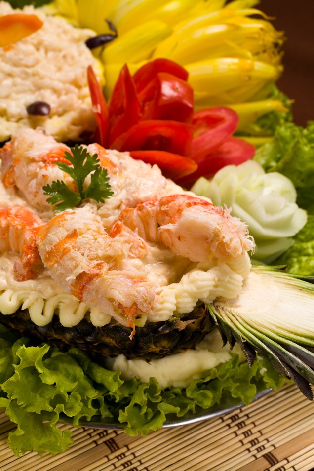 A Lagosta Praieira (R$ 60 com desconto) é a sugestão do restaurante do <a href="https://viajeaqui.abril.com.br/estabelecimentos/br-al-maragogi-hospedagem-praia-dourada" rel="Hotel Praia Dourada"><strong>Hotel Praia Dourada</strong></a> para o festival. O prato acompanha arroz e batatas cozidas. A Lagosta Praieira (R$ 60 com desconto) é a sugestão do restaurante do <a href="https://viajeaqui.abril.com.br/estabelecimentos/br-al-maragogi-hospedagem-praia-dourada" rel="Hotel Praia Dourada"><strong>Hotel Praia Dourada</strong></a> para o festival. O prato acompanha arroz e batatas cozidas.