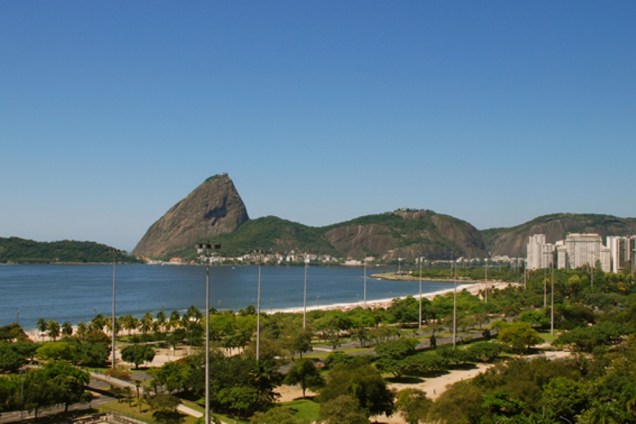 Vista do <a href="https://viajeaqui.abril.com.br/estabelecimentos/br-rj-rio-de-janeiro-hospedagem-regina-001" rel="hotel Regina" target="_blank"><strong>hotel Regina</strong></a>, na Praia do Flamengo, Rio do Janeiro (RJ). Entre as vantagens de se hospedar lá, está o fácil acesso ao Centro, à Praia do Flamengo e às outras praias da Zona Sul
