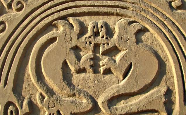 Seres mitológicos representados em baixo relevo na Huaca del Dragón (Arco-Íris)