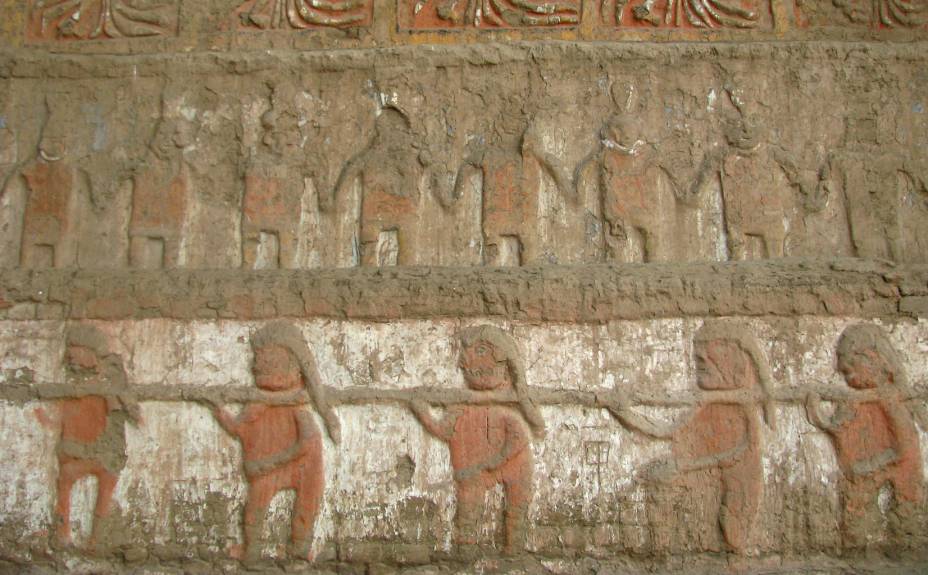 Murais da fachada principal do Templo Velho, na Huaca de la Luna, mostram prisioneiros nus sendo conduzidos para o sacrifício
