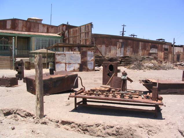 <strong>Humberstone, Deserto do <a href="http://viajeaqui.abril.com.br/cidades/chile-san-pedro-de-atacama" rel="Atacama" target="_blank">Atacama</a>, <a href="http://viajeaqui.abril.com.br/paises/chile" rel="Chile" target="_blank">Chile</a></strong>    O Deserto do Atacama é, por si só, um destino que atrai a atenção de turistas do mundo inteiro graças às suas paisagens naturais e à curiosidade dos mesmos em relação ao clima, marcado como o mais árido e seco do mundo. A região também ficou conhecida pela antiga fábrica de Humberstone, erguida em 1880 e considerada uma das maiores impulsionadoras da indústria de exploração mineral do país. Mais de sessenta anos depois, quando a cidade passou a ser abandonada por seus moradores e pelos trabalhadores das salitreiras, a região ficou preservada e funciona como um verdadeiro museu a céu aberto, com casas, objetos e até brinquedos preservados e expostos aos olhos do visitante. Em 2005, a fábrica foi tombada como Patrimônio Mundial da Unesco