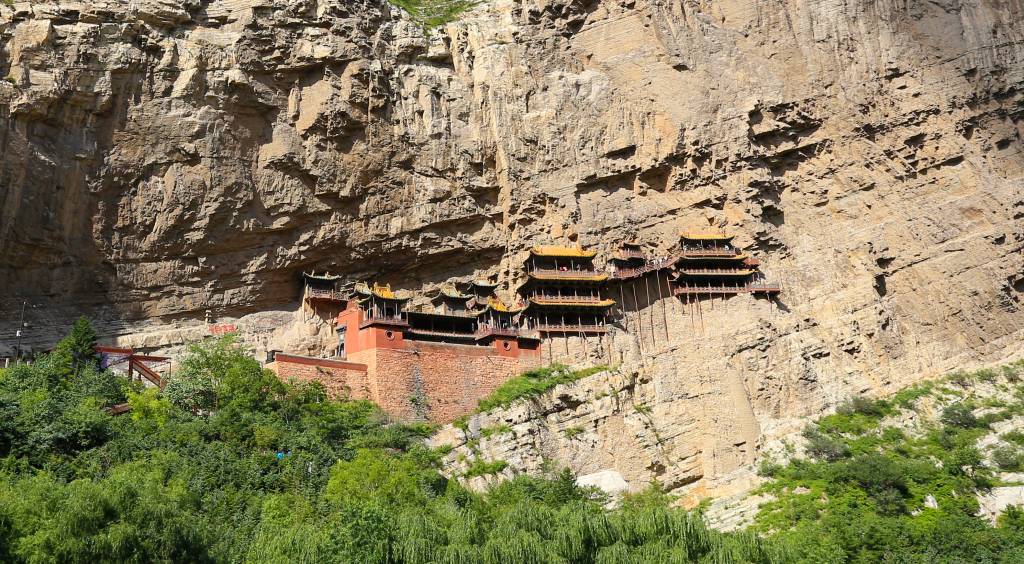 Templo milenar suspenso Hunyuan Xuankong, incrustado na rocha, na China