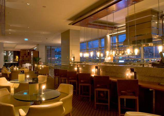 <strong>Grand Hyatt São Paulo – São Paulo (SP)</strong><br /> A tradicional festa de Ano Novo do <a href="https://viajeaqui.abril.com.br/estabelecimentos/br-sp-sao-paulo-hospedagem-grand-hyatt" rel="Grand Hyatt" target="_self">Grand Hyatt</a> chega à 10.ª edição e acontece no Upstairs Bar&Lounge. Este ano o evento será animado pelo mestre Adamastor, da bateria da Acadêmicos do Tucuruvi. Haverá também DJ na pista de dança. A ceia terá uma estação de risotos à disposição dos convidados, assim como sobremesas e frutas tropicais. Bebidas estão incluídas: cerveja, caipirinha, champagne, vodka, gin, whisky, vinhos, sucos e refrigerantes. Custa R$ 550 por pessoa (sem mesa); por R$ 750, é possível jantar antes em um dos restaurantes do Grand Hyatt.<br /> <strong>Onde:</strong> Avenida das Nações Unidas, 13301, Brooklin Novo;<strong> tel.:</strong> (11) 2838-1234 <strong>Grand Hyatt São Paulo – São Paulo (SP)</strong><br /> A tradicional festa de Ano Novo do <a href="https://viajeaqui.abril.com.br/estabelecimentos/br-sp-sao-paulo-hospedagem-grand-hyatt" rel="Grand Hyatt" target="_self">Grand Hyatt</a> chega à 10.ª edição e acontece no Upstairs Bar&Lounge. Este ano o evento será animado pelo mestre Adamastor, da bateria da Acadêmicos do Tucuruvi. Haverá também DJ na pista de dança. A ceia terá uma estação de risotos à disposição dos convidados, assim como sobremesas e frutas tropicais. Bebidas estão incluídas: cerveja, caipirinha, champagne, vodka, gin, whisky, vinhos, sucos e refrigerantes. Custa R$ 550 por pessoa (sem mesa); por R$ 750, é possível jantar antes em um dos restaurantes do Grand Hyatt.<br /> <strong>Onde:</strong> Avenida das Nações Unidas, 13301, Brooklin Novo;<strong> tel.:</strong> (11) 2838-1234