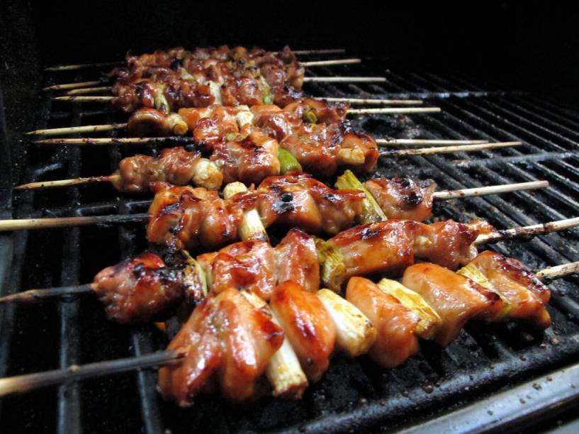 Yakitori, espetinho de frango e cebolinha