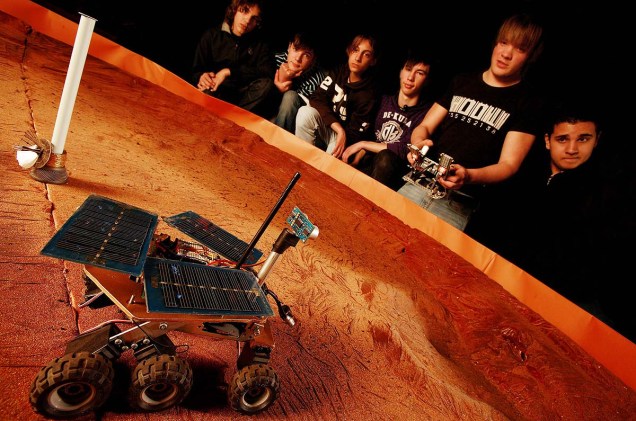 Em um dos laboratórios, é possível manejar réplicas de veículos projetados para funcionar em Marte