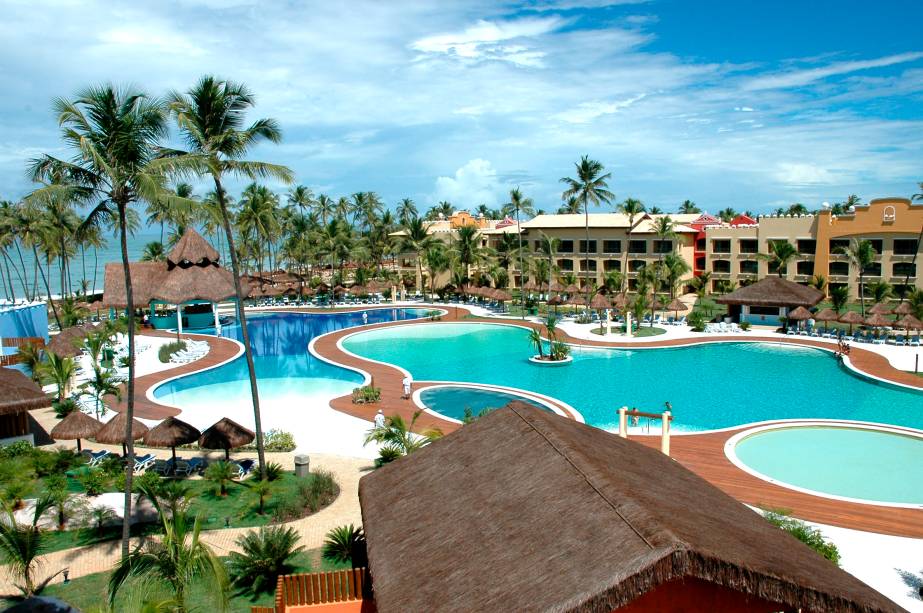 <a href="https://viajeaqui.abril.com.br/cidades/br-ba-praia-do-forte" rel="PRAIA DO FORTE (BA)" target="_blank"><strong>PRAIA DO FORTE (BA)</strong></a><br /> <br /> <a href="https://viajeaqui.abril.com.br/estabelecimentos/br-ba-praia-do-forte-hospedagem-iberostar-bahia" rel="Iberostar Bahia" target="_blank"><strong>Iberostar Bahia</strong></a> <br /> A programação especial de Páscoa para toda a família inclui caça ao tesouro, distribuição de ovos de chocolate, espetáculos teatrais, gincana de pais e filhos, música ao vivo na piscina e pintura facial de coelhinho. A diária por pessoa em apartamento duplo custa desde R$ 372 (mín. 4 diárias). Crianças de 4 a 11 anos pagam metade da tarifa. <a href="https://viajeaqui.abril.com.br/cidades/br-ba-praia-do-forte" rel="PRAIA DO FORTE (BA)" target="_blank"><strong>PRAIA DO FORTE (BA)</strong></a><br /> <br /> <a href="https://viajeaqui.abril.com.br/estabelecimentos/br-ba-praia-do-forte-hospedagem-iberostar-bahia" rel="Iberostar Bahia" target="_blank"><strong>Iberostar Bahia</strong></a> <br /> A programação especial de Páscoa para toda a família inclui caça ao tesouro, distribuição de ovos de chocolate, espetáculos teatrais, gincana de pais e filhos, música ao vivo na piscina e pintura facial de coelhinho. A diária por pessoa em apartamento duplo custa desde R$ 372 (mín. 4 diárias). Crianças de 4 a 11 anos pagam metade da tarifa.