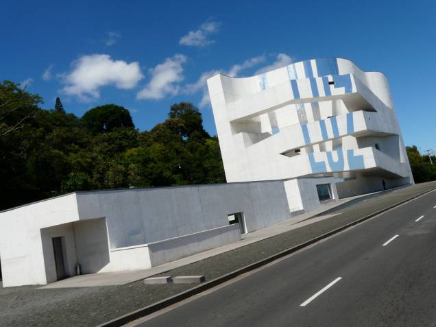  <strong>Fundação Iberê Camargo</strong>O prédio branco, projetado pelo português Álvaro Siza, foi premiado na Bienal de Arquitetura de Veneza. À beira do Guaíba, a construção tem quatro andares interligados por rampas, que circundam o saguão.