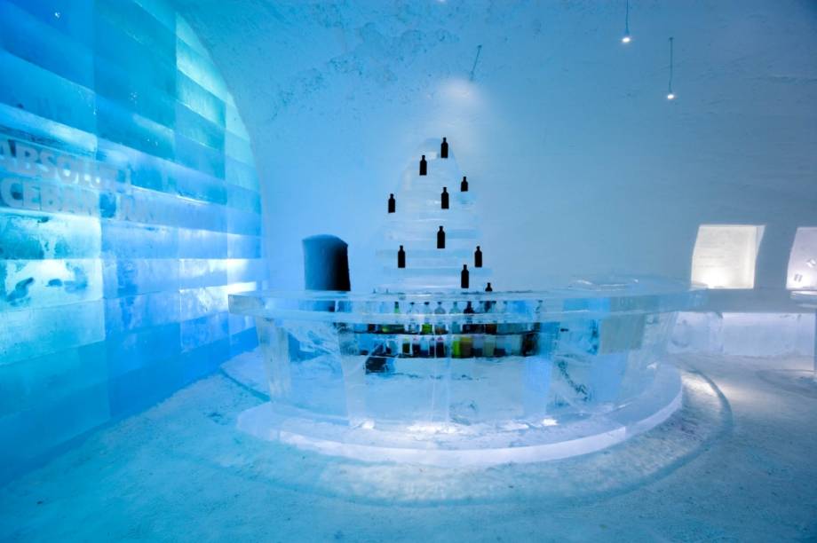 Uma das melhores formas de se apreciar uma boa vodca é mantendo-a a temperaturas congelantes. O Absolut Bar do Ice Hotel é um misto de balada, point de encontro e merchandising da famosa marca de bebidas sueca