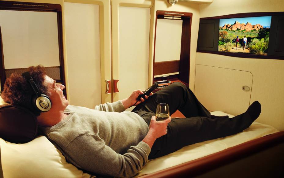<strong>Singapore Airlines</strong>A Singapore Airlines tem cadeiras totalmente reclináveis, que transformam-se em camas 100% planas, os passageiros terão pijamas da marca Givenchy e roupas de cama exclusivas durante a viagem. Os assentos têm 90 centímetros de largura. Quer mais luxo? A Singapore tem suítes privativas, disponíveis apenas em alguns dos voos operados pela aeronave Airbus 380. A ideia é aproximar a experiência de voar em uma verdadeiro quarto de hotel.<br /><br /><br /><strong>Quanto custa:</strong> a passagem de ida e volta, no trecho entre Cingapura e São Paulo, custa US$ 15.000 mais taxas de embarque <strong>Singapore Airlines</strong>A Singapore Airlines tem cadeiras totalmente reclináveis, que transformam-se em camas 100% planas, os passageiros terão pijamas da marca Givenchy e roupas de cama exclusivas durante a viagem. Os assentos têm 90 centímetros de largura. Quer mais luxo? A Singapore tem suítes privativas, disponíveis apenas em alguns dos voos operados pela aeronave Airbus 380. A ideia é aproximar a experiência de voar em uma verdadeiro quarto de hotel.<br /><br /><br /><strong>Quanto custa:</strong> a passagem de ida e volta, no trecho entre Cingapura e São Paulo, custa US$ 15.000 mais taxas de embarque