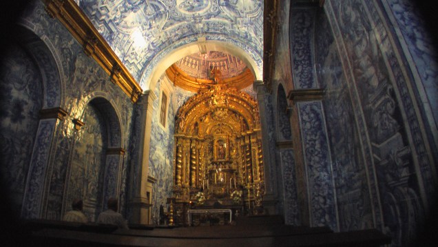 Saindo de <strong>Faro</strong>, vale a pena pegar o carro e dirigir 10km até a <strong>Igreja de São Lourenço</strong>, que é completamente revestida de azulejos, do chão ao teto. É impressionante!