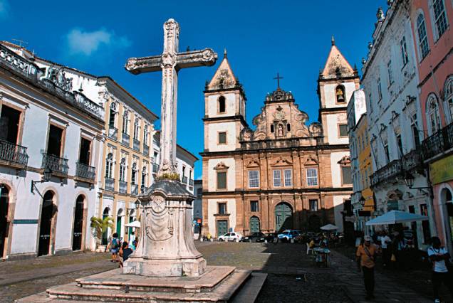 Símbolo dos templos capuchinos da época, a cruz de mármore postada no largo em frente à Igreja e Convento de São Francisco foi erguida entre 1805 e 1808 em Salvador, Bahia