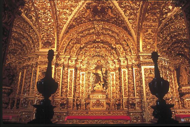 Construída com recursos do rei de Portugal e esmola de fiéis, o templo é forrado de ouro, do chão ao teto