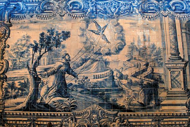 Assinados em 1737 pelo português Bartolomeu Antunes de Jesus, os painéis de azulejos no interior da Igreja e Convento de São Francisco narram a vida de São Francisco