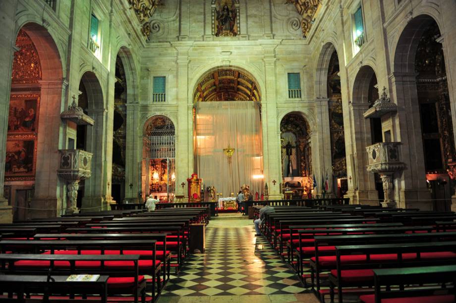 Dedicada a São Francisco Xavier, padroeiro de Salvador, tem imponentes altares laterais, enormes, dourados e ricamente ornados. Eles representam fases diferentes da história da arte - um mistura colunas renascentistas e anjos barrocos, mostrando a transição de movimento artístico. Repare também nas paredes de mármore e cantaria portugueses que revestem a capela.