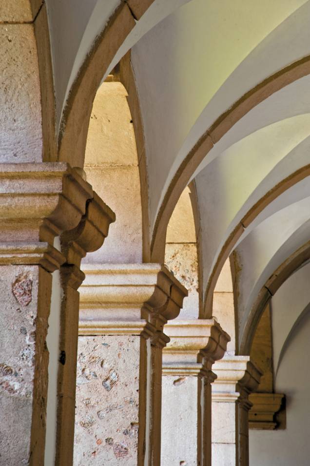 Colunas do prédio do século 18, onde está instalado o Museu de Arte Sacra.