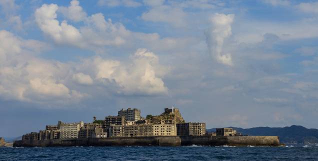 <strong>Ilha de Hashima, Nagasaki, <a href="http://viajeaqui.abril.com.br/paises/japao" rel="Japão" target="_blank">Japão</a></strong>A história da ilha é marcada por episódios de ascenção e decadência muito intensos. Descoberta em 1887, quando mineradores passaram a viver na região e a trabalhar na indústria, a ilha foi posteriormente descoberta pela empresa Mitsubishi, que construiu edifícios e impulsionou o crescimento da população. Durante a Segunda Guerra Mundial, a ilha passou a ser palco de trabalhos forçados. Pra piorar, a indústria do carvão, impulsionadora da economia local, começou a perder espaço no mercado mundial. Em 1974, ela foi completamente evacuada pelo governo e permaneceu fechada por 35 anos. Em 2009, o acesso à ilha foi reestabelecido e ela chegou a ser cenário do filme <em>007 – Operação Skyfall</em>. Dois anos depois ela foi declarada pela Unesco como Patrimônio Mundial