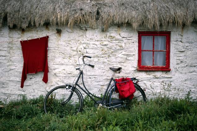 <strong>Ilha de Man:</strong> Para começar, esta pequena ilha entre a <strong>Irlanda</strong> e a <strong>Grã-Bretanha</strong> tecnicamente não faz parte do Reino Unido. A semi-extinta língua manesa – de origem gaélica – e a independência em várias frentes lhe conferem um status todo próprio, mas, tendo a Rainha Elizabeth II como sua chefe de estado e adotando o <em>God Save the Queen</em> como seu hino, Man é um destino óbvio só para quem visita o Reino Unido. Suas famosas corridas de motocicletas e sua paisagem rural cheia de caráter são suas principais atrações. Curiosidade: a fictícia ilha de Sodor, da série infantil <em>Thomas e Seus Amigos</em>, utiliza várias referências à Man, incluindo um idioma que, como o manês, está praticamente extinto.<strong> Distância de Londres: 1h20 em voo</strong>s com FlyBe e British Airways. <strong>Ilha de Man:</strong> Para começar, esta pequena ilha entre a <strong>Irlanda</strong> e a <strong>Grã-Bretanha</strong> tecnicamente não faz parte do Reino Unido. A semi-extinta língua manesa – de origem gaélica – e a independência em várias frentes lhe conferem um status todo próprio, mas, tendo a Rainha Elizabeth II como sua chefe de estado e adotando o <em>God Save the Queen</em> como seu hino, Man é um destino óbvio só para quem visita o Reino Unido. Suas famosas corridas de motocicletas e sua paisagem rural cheia de caráter são suas principais atrações. Curiosidade: a fictícia ilha de Sodor, da série infantil <em>Thomas e Seus Amigos</em>, utiliza várias referências à Man, incluindo um idioma que, como o manês, está praticamente extinto.<strong> Distância de Londres: 1h20 em voo</strong>s com FlyBe e British Airways.
