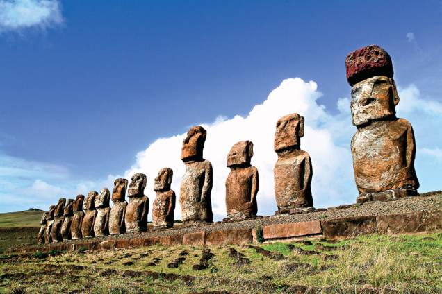 No mais remoto Pacífico, cerca de 900 figuras de pedra. Um mistério a desvendar de bicicleta