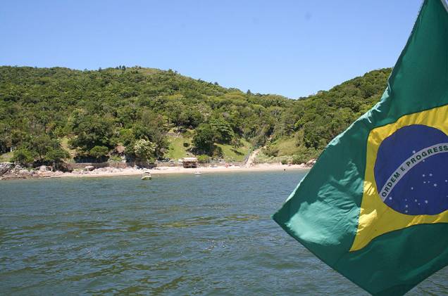 <strong>11. Ilha de Porto Belo </strong>Além de fazer nada na areia você pode visitar o museu que conta a história da ilha, mergulhar com snorkel e caminhar por uma trilha ecológica, que passa por inscrições rupestres e um mirante. A visitação à ilha é liberada das 7h às 18h30 – entre abril e setembro não há visitas. <a href="https://www.booking.com/searchresults.pt-br.html?aid=332455&lang=pt-br&sid=eedbe6de09e709d664615ac6f1b39a5d&sb=1&src=searchresults&src_elem=sb&error_url=https%3A%2F%2Fwww.booking.com%2Fsearchresults.pt-br.html%3Faid%3D332455%3Bsid%3Deedbe6de09e709d664615ac6f1b39a5d%3Bclass_interval%3D1%3Bdest_id%3D-663540%3Bdest_type%3Dcity%3Bgroup_adults%3D2%3Bgroup_children%3D0%3Blabel_click%3Dundef%3Bno_rooms%3D1%3Boffset%3D0%3Braw_dest_type%3Dcity%3Broom1%3DA%252CA%3Bsb_price_type%3Dtotal%3Bsrc%3Dindex%3Bsrc_elem%3Dsb%3Bss%3DPorto%2520Belo%3Bss_raw%3DIlha%2520de%2520Porto%2520Belo%3Bssb%3Dempty%26%3B&ss=Porto+Belo%2C+Santa+Catarina%2C+Brasil&ssne=Porto+Belo&ssne_untouched=Porto+Belo&city=-663540&checkin_monthday=&checkin_month=&checkin_year=&checkout_monthday=&checkout_month=&checkout_year=&no_rooms=1&group_adults=2&group_children=0&highlighted_hotels=&from_sf=1&ss_raw=Porto+Belo%2C+s&ac_position=0&ac_langcode=xb&dest_id=-663540&dest_type=city&search_pageview_id=83d66fa094c801eb&search_selected=true&search_pageview_id=83d66fa094c801eb&ac_suggestion_list_length=5&ac_suggestion_theme_list_length=0" target="_blank" rel="noopener"><em>Busque hospedagens em Porto Belo no Booking.com</em></a> <strong>11. Ilha de Porto Belo </strong>Além de fazer nada na areia você pode visitar o museu que conta a história da ilha, mergulhar com snorkel e caminhar por uma trilha ecológica, que passa por inscrições rupestres e um mirante. A visitação à ilha é liberada das 7h às 18h30 – entre abril e setembro não há visitas. <a href="https://www.booking.com/searchresults.pt-br.html?aid=332455&lang=pt-br&sid=eedbe6de09e709d664615ac6f1b39a5d&sb=1&src=searchresults&src_elem=sb&error_url=https%3A%2F%2Fwww.booking.com%2Fsearchresults.pt-br.html%3Faid%3D332455%3Bsid%3Deedbe6de09e709d664615ac6f1b39a5d%3Bclass_interval%3D1%3Bdest_id%3D-663540%3Bdest_type%3Dcity%3Bgroup_adults%3D2%3Bgroup_children%3D0%3Blabel_click%3Dundef%3Bno_rooms%3D1%3Boffset%3D0%3Braw_dest_type%3Dcity%3Broom1%3DA%252CA%3Bsb_price_type%3Dtotal%3Bsrc%3Dindex%3Bsrc_elem%3Dsb%3Bss%3DPorto%2520Belo%3Bss_raw%3DIlha%2520de%2520Porto%2520Belo%3Bssb%3Dempty%26%3B&ss=Porto+Belo%2C+Santa+Catarina%2C+Brasil&ssne=Porto+Belo&ssne_untouched=Porto+Belo&city=-663540&checkin_monthday=&checkin_month=&checkin_year=&checkout_monthday=&checkout_month=&checkout_year=&no_rooms=1&group_adults=2&group_children=0&highlighted_hotels=&from_sf=1&ss_raw=Porto+Belo%2C+s&ac_position=0&ac_langcode=xb&dest_id=-663540&dest_type=city&search_pageview_id=83d66fa094c801eb&search_selected=true&search_pageview_id=83d66fa094c801eb&ac_suggestion_list_length=5&ac_suggestion_theme_list_length=0" target="_blank" rel="noopener"><em>Busque hospedagens em Porto Belo no Booking.com</em></a>