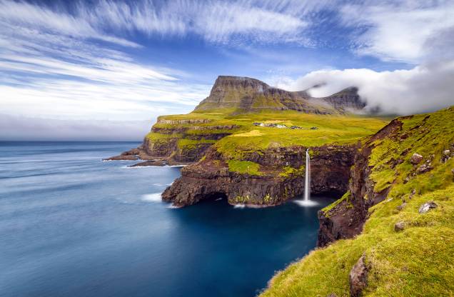 <strong>6. Ilhas Faroe</strong>    Ao norte do Reino Unido, entre <a href="http://viajeaqui.abril.com.br/paises/islandia" rel="Islândia" target="_blank">Islândia</a> e <a href="http://viajeaqui.abril.com.br/paises/noruega" rel="Noruega" target="_blank">Noruega</a>, está o arquipélago Faroe, um país autônomo que integra o reino da <a href="http://viajeaqui.abril.com.br/paises/dinamarca/" rel="Dinamarca" target="_blank">Dinamarca</a>. Entre as atrações naturais das ilhotas, está a cachoeira Bøsdalafossur (foto), uma queda dágua de 35 metros de altura que cai diretamente no Oceano Atlântico