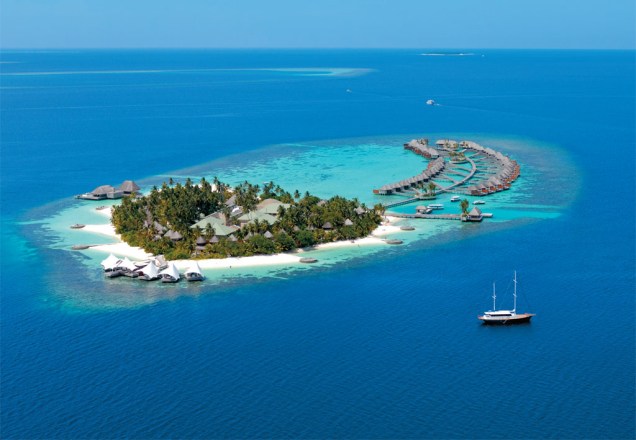 <strong><a href="https://viajeaqui.abril.com.br/paises/maldivas" rel="ILHAS MALDIVAS" target="_blank">ILHAS MALDIVAS</a></strong>        Se estiver à procura daqueles bangalôs em palafitas que você só imaginava haver no Taiti (ou em Galinhas), as Maldivas, 730 quilômetros ao sul do extremo sul da Índia, são o novo nome a ter em mente. É só escolher uma entre as 99 ilhotas que dispõem de hotéis – cerca de outras mil permanecem virgens – desse paraíso tropical. São piscinas e piscinas naturais de águas transparentes formadas por barreiras de corais que morrem na areia fina, branquinha, cheia de coqueiros. Um convite ao ócio daquele mais prazeroso, daquele mais ocioso.        “Chegar de hidroavião no hotel e ver aquela paisagem de cima já é inesquecível!”, conta a paulista Mariah Maia, que aterrissou nas Maldivas em lua de mel com o marido, Antonio, em outubro de 2011 e viajou no aviãozinho do aeroporto da capital, Malé, até seu resort-ilha. Há poucas coisas para fazer além de ser mimado por serviços de quarto, cair na água, namorar sob o sol. Uma delas é observar a fauna aquática da própria janela do bangalô.        O <strong><a href="https://www.starwoodhotels.com/whotels/property/overview/index.html" rel="W Retreat Spa" target="_blank">W Retreat Spa</a> </strong>é um dos hotéis mais indicados para lua de mel. Os quartos têm supercamas e piscinas exclusivas. Conta também com três restaurantes, boate subterrânea e spa.        No <a href="https://www.fourseasons.com/maldiveslg/" rel="Four Seasons Landaa Giraavaru" target="_blank"><strong>Four Seasons Landaa Giraavaru</strong></a>, o quarto mais simples tem 86 metros quadrados. Para maior intimidade na hora das refeições, o hotel pode organizar um piquenique ou jantar à luz de velas pé na areia.