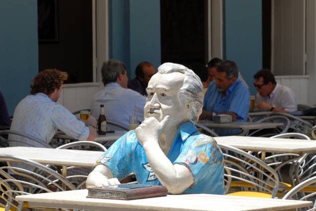 Estátua de Jorge Amado no bar Vesúvio
