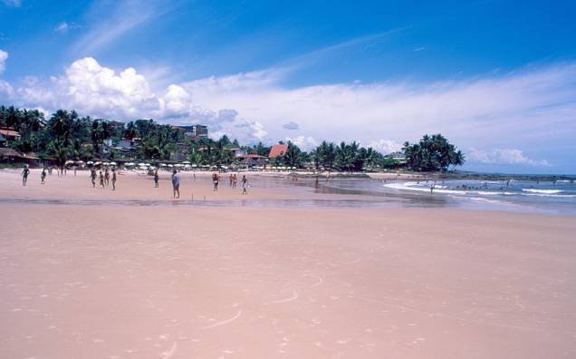 A Praia Cai Nágua alterna trechos de mar calmo com outros de ondas fortes, por isso é frequentada tanto por surfistas quanto por famílias