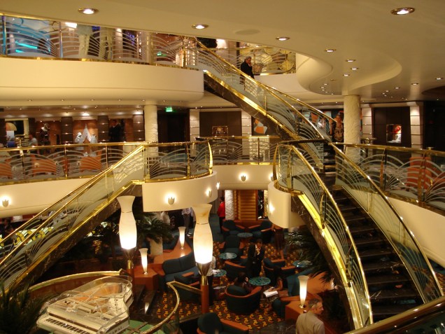Interior do navio tem escadarias e iluminação indireta