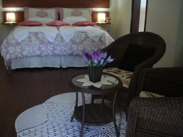 A acomodação da Pousada Medeiros, em Monte Verde, Minas Gerais, tem cama king-size e enxoval macio