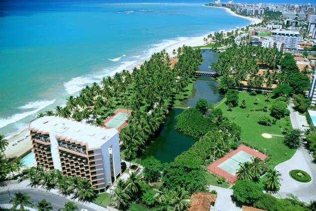 Vista aérea do Jatiúca Resort, em Maceió, Alagoas<a href="https://www.booking.com/hotel/br/jatiuca-resort-flat.html?aid=332455&label=viagemabril-guiaquatrorodas" target="_blank"><em>Booking.com: veja os preços deste resort e faça sua reserva</em></a> Vista aérea do Jatiúca Resort, em Maceió, Alagoas<a href="https://www.booking.com/hotel/br/jatiuca-resort-flat.html?aid=332455&label=viagemabril-guiaquatrorodas" target="_blank"><em>Booking.com: veja os preços deste resort e faça sua reserva</em></a>