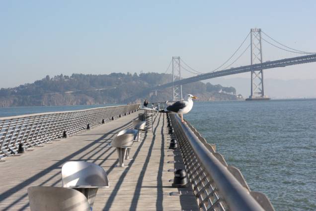 Passarela leva a até um mirante, na costa de San Francisco. Ao fundo, a Bay Bridge - um dos grandes cartões postais da cidade