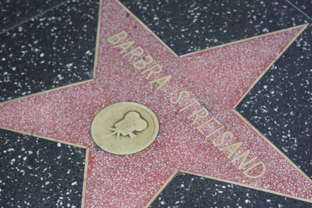 A Calçada da Fama, em Hollywood, fica ao longo das ruas Hollywood Boulevard e Vine Street, e homenageia diversas personalidades da insdústria do entretenimento. Acima, a estrela da cantora e atriz Barbra Streisand 