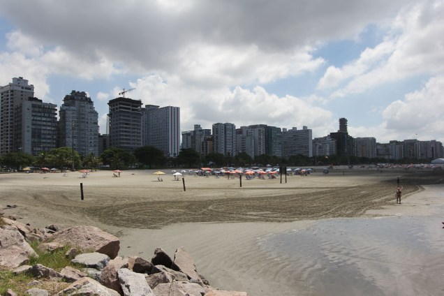 Próximo à praia, os prédios dominam a vista dos turistas e locais