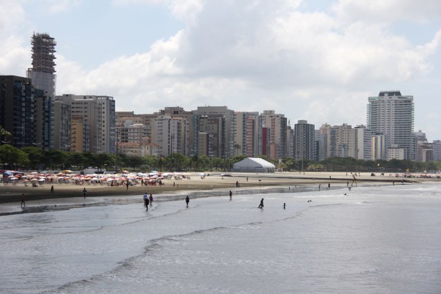 Banhistas na praia José Menino, em Santos