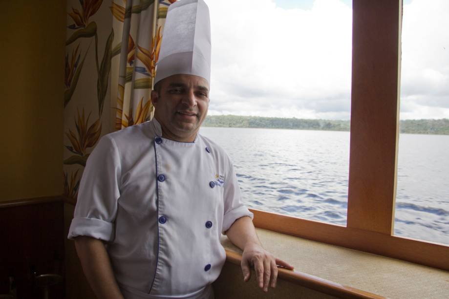 O <strong>chef Cláudio Procópio</strong> é carioca, mas apaixonado pela culinária regional da Amazônia. Atualmente comanda a cozinha do Iberostar Grand Amazon (foto), barco que leva turistas para um cruzeiro pelo Rio Negro e pelo Solimões. Ele é autor do livro <em>Culinária Amazônica: o sabor da natureza</em>, da editora Senac