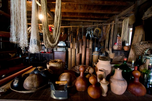Barracão de aviamento do Museu do Seringal Vila Paraíso, onde o seringueiro pegava comida e instrumentos de trabalho