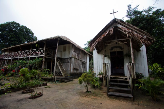 Casa do Barão (à esquerda) e capela, no Museu do Seringal Vila Paraíso, no Igarapé São João, a 25 minutos de barco de Manaus, no Amazonas