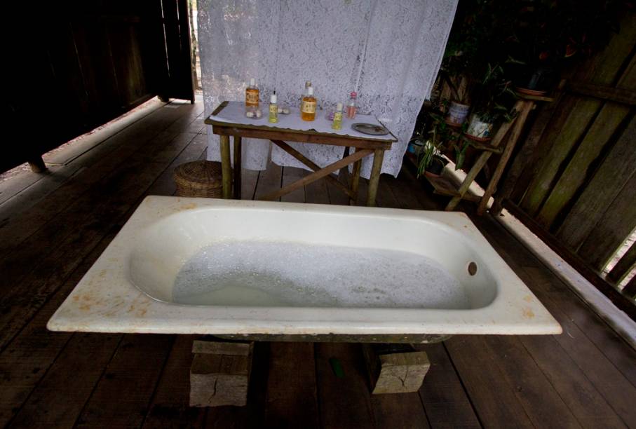 Casa de Banho das Damas, do Museu do Seringal Vila Paraíso, onde a atriz Maitê Proença filmou cenas de banho para o filme <em>A Selva</em> Casa de Banho das Damas, do Museu do Seringal Vila Paraíso, onde a atriz Maitê Proença filmou cenas de banho para o filme <em>A Selva</em>